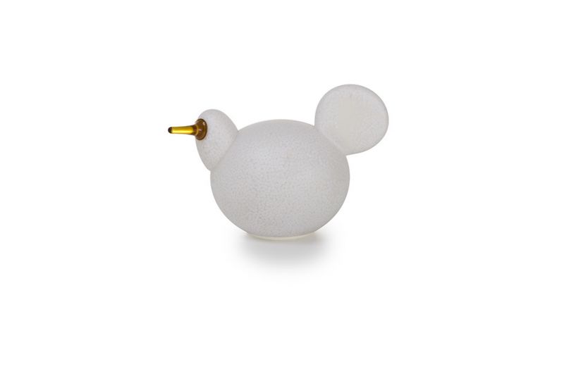 Weiße Linnut Siiri Tischleuchte von Magis in Vogelform mit gelbem Schnabel auf weißem Hintergrund.